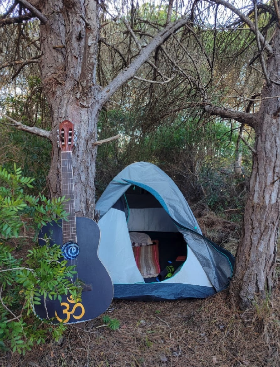 Tienda de campaña en la naturaleza